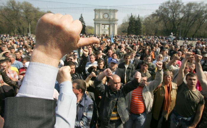 Imagine din timpul protestelor de la Chişinău, 8 aprilie 2009.