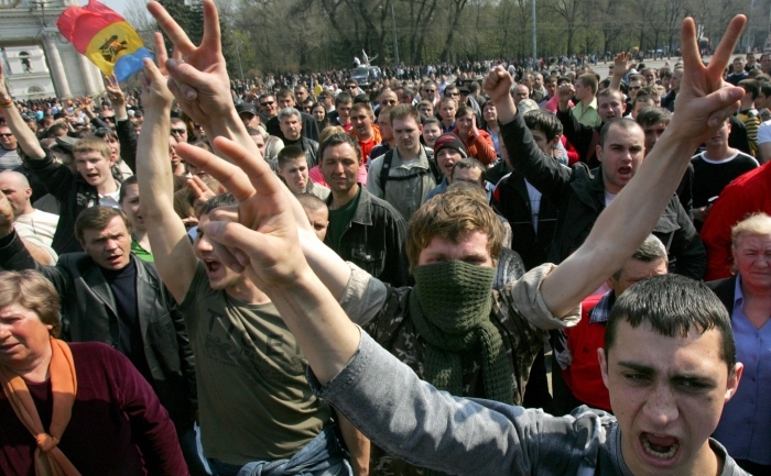 Tinerii au ieşit în stradă, în aprilie 2009, la Chişinău să protesteze împotriva comunismului. După opt ani de putere comunistă,  aveau pentru prima oară curajul să strige "Jos dictatura".(arhivă)