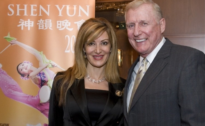 Congresmanul Dan Burton şi soţia sa participa la spectacolul Shen Yun Performing Arts din Washington, Kennedy Center, în seara zilei de miercuri. (Lisa Fan / The Epoch Times)