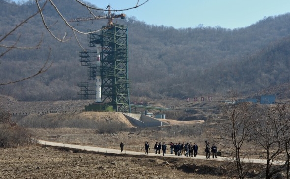 Oficiali nord-coreeni şi ziarişti străini părăsind rampa de lansare după o vizită organizată de guvern la Centrul Spaţial Tangachai, 8 aprilie 2012 (Pedro Ugarte / AFP / Getty Images)