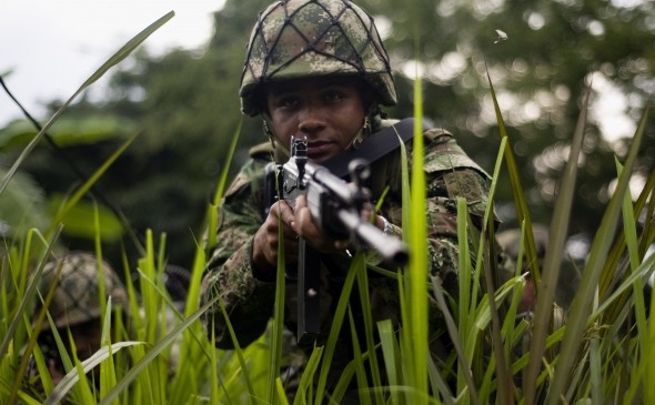 Soldaţi columbieni patrulând o zonă din Miranda, Columbia, 12 ianuarie 2012