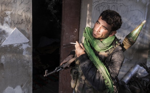 Soldat sirian dezertor, membru al Armatei Siriene Libere, în faţa unui avanpost din satul Janudieh, în nordul provinciei Idlib, 20 martie 2012 (STR / AFP / Getty Images)