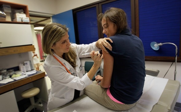 Un medic pediatru administrează un vaccin împotriva virusului HPV în Miami, Florida.