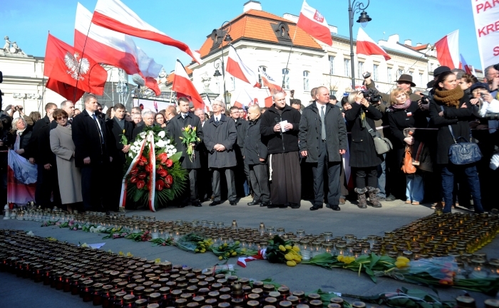 Jaroslaw Kaczynski, fratele vitreg al fostului preşedinte polonez şi liderul partidului PiS, participă la o slujbă de comemorare a doi ani de la accidentul aviatic de la Smolensk, 10 aprilie 2012, Varşovia.