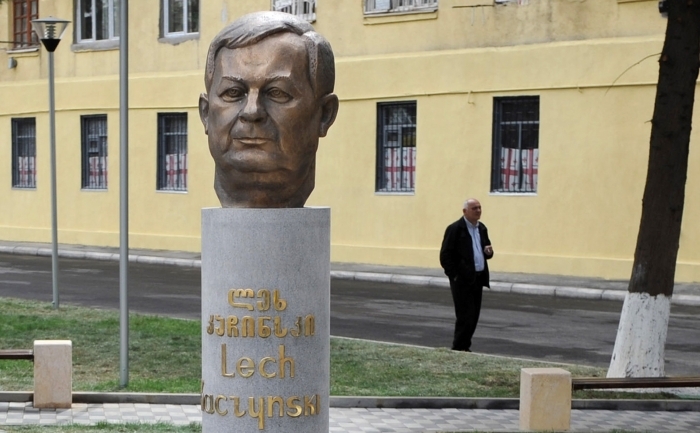 Un monument dedicat preşedintelui polonez  Lech Kaczynski a fost  dezvelit la Tbilisi pentru a marca comemorarea a doi ani de la tragedia  aviatică de la Smolensk în care şi-au pierdut viaţa Kaczynski, soţia sa  şi alte 94 de persoane, 10 aprilie 2012.