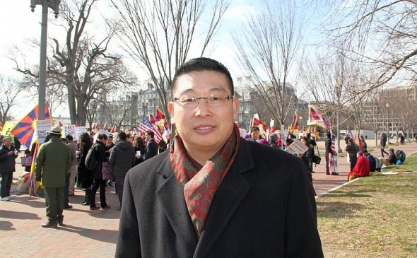 Dr. Yang Jianli la un miting ce a avut loc vizavi de Casa Alba cu ocazia vizitei vicepreşedintelui CPP, Xi Jinping, pe 14 februarie, în Washington, DC