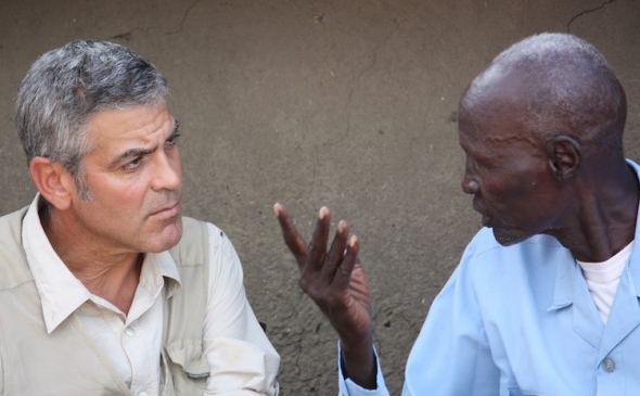Actorul George Clooney se conversează cu un localnic din Kordofanul de Sud, situat la graniţa dintre Sudanul de Nord şi Sud