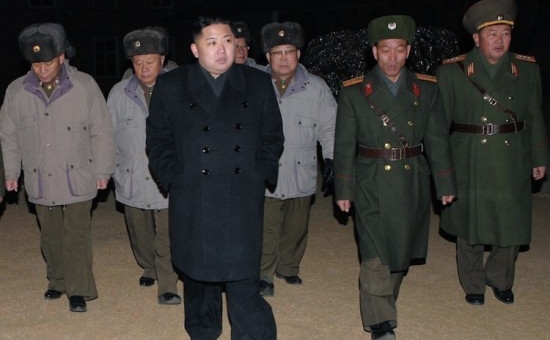 Noul dictator comunist al Coreei de Nord, Kim Jong Un (C) în inspecţie
