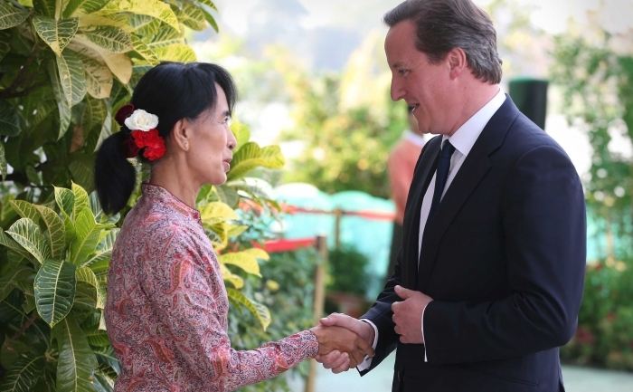 Premierul britanic David Cameron, se întâlneşte cu liderul pro-democraţie, Aung San Suu Kyi, pe 13 aprilie 2012, în Yangon, Birmania. Cameron este primul ministru britanic care vizitează Birmania din 1948. (Peter Macdiarmid / Getty Images)
