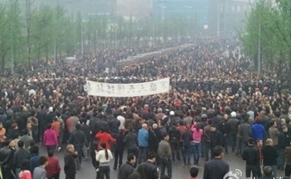 Protestatarii din Chongqing ţin un baner pe care scrie "Cetăţenii din Wansheng Uniţi", în timpul unui protest care a durat două zile, pe 10 şi 11 aprilie, până când a fost violent oprit de poliţie.