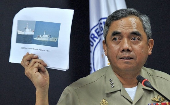Viceamiralul filipinez Alexander Pama arată o poză cu două vase de război chineze blocând o navă filipineză care încerca să aresteze pescari chinezi ce operau în apele Filipineze, 11 aprilie  2012