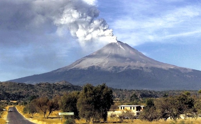 Vulcanul Popocatepetl fumegând, arhivă (OMAR TORRES / AFP / Getty Images)