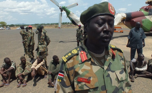 Prizonieri sudanezi din cadrul Forţelor Armate, căzuţi prizonieri după mai multe zile de luptă, înn capitala Sudanului de Sud, Juba, 15 aprilie 2012
