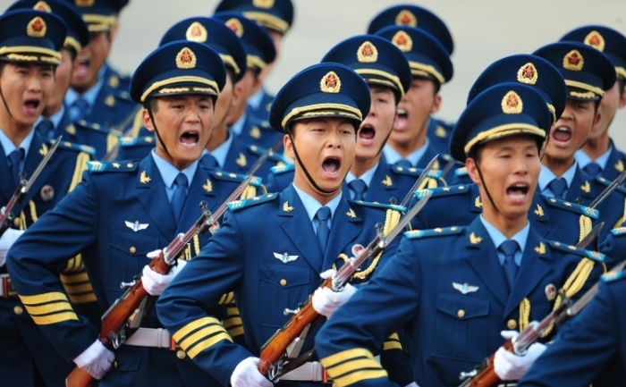 Gărzi ale marinei chineze defilând în Beijing în 2009. Problema militară în contextul dramei politice a lui Bo Xilai rămâne neconcludentă.