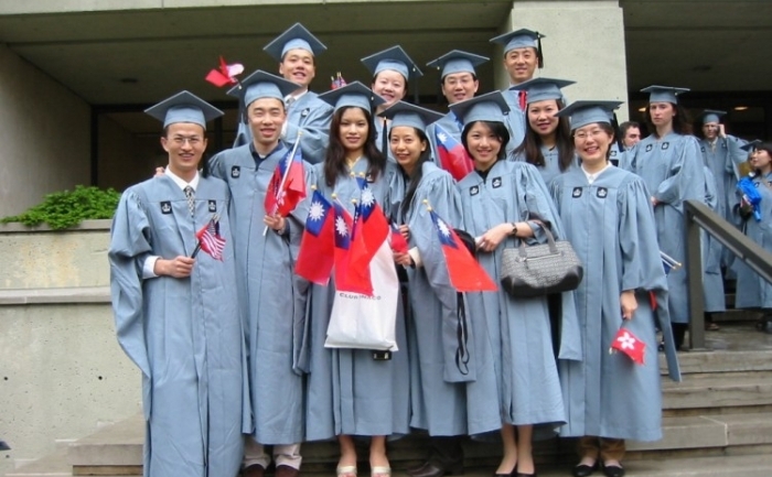 Li Wangzhi apare în spate în dreapta în această fotografie de grup luată în 2001. Tang Baiqiao se află în ultimul rând în stânga