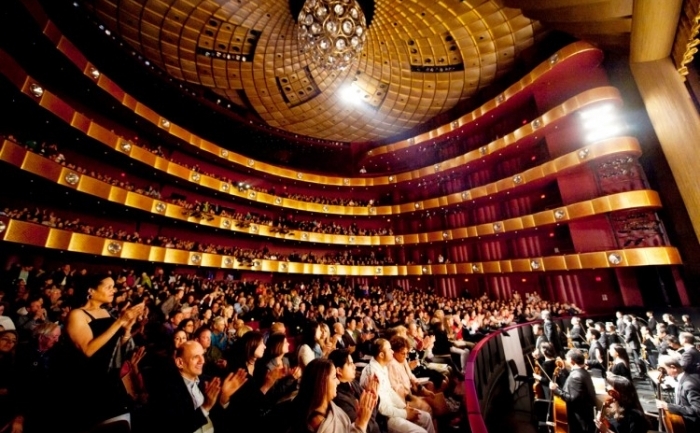 Publicul aplaudând spectacolul companiei Shen Yun Performing Arts la Lincoln Center în New York. Spectacolul de miercuri (deschiderea) s-a jucat cu casa închisă