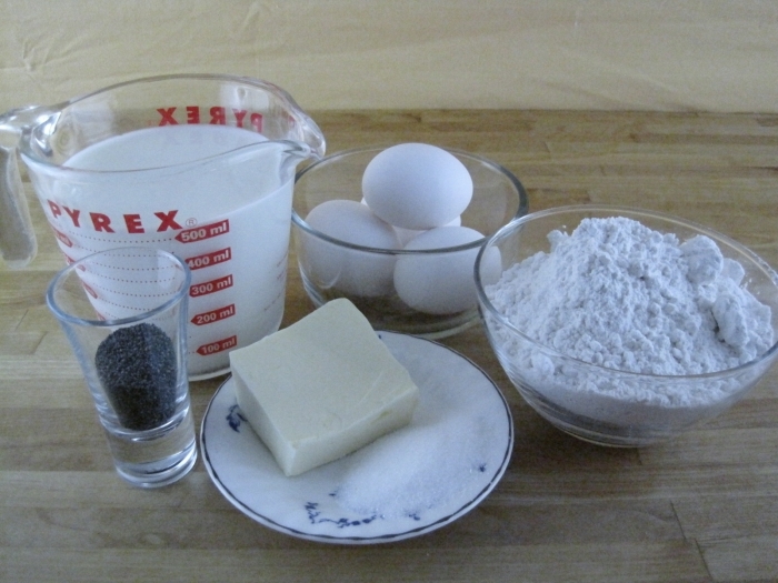 Pregătirea ingredientelor pentru aluatul de clătite