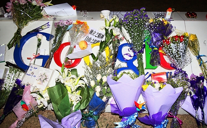 
O carte, o scrisoare şi flori sunt plasate pe logo-ul Google de la sediul Google din Beijing, pe 23 martie 2010. Un nou raport arată că Zhou Yongkang şi Bo Xilai au conspirat cu Baidu pentru a folosi Internetul pentru a-şi ataca adversarii. Preţul pe care Zhou şi Bo au fost dispuşi să-l plătească: scoaterea Google din China.
