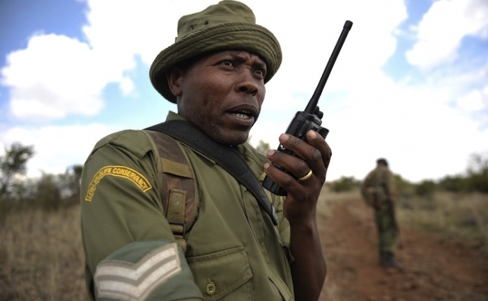Un pădurar vorbeşte la radio cu alte echipe de patrulare în timpul unei patrule la Wildlife Conservancy Lewa în centrul Keniei, pe 9 decembrie 2010.