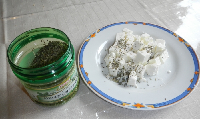 Herbes de Provence şi brânza telemea tăiată bucăţele