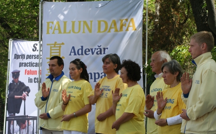 Practicanţi Falun Gong comemorând 13 ani de la începerea persecuţiei în China