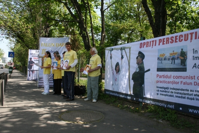 Practicanţi Falun Gong comemorând 13 ani de la începerea persecuţiei în China
