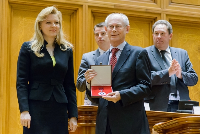 Herman Van Rompuy, preşedintele permanent al Consiliului U.E., primeşte distincţia de onoare "Colanul de Aur" de la preşedintele Camerei Deputaţilor, Roberta Anastase. (Mihut Savu / The Epoch Times)
