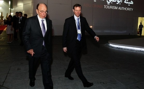 Rupert (S) and James Murdoch, la un dineu inaugurând Abu Dhabi Media, 10 martie 2012 în emiratele Arabe Unite