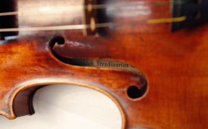 O vioară Stradivarius la Muzeul Muzicii din Paris, decembrie 2009 (PATRICK KOVARIK / AFP / Getty Images)