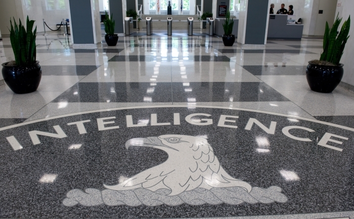 Logo-ul CIA este arătat în holul sediului central al CIA în Langley, Virginia, SUA