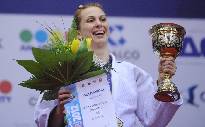Alina Dumitru sărbătoreşte câştigarea medaliei de aur, după meciul de finală la categoria 48 kg, împotriva Charline van Snick, la Campionatul European de Judo de la Celiabinsk, pe 26 aprilie 2012 (NATALIA KOLESNIKOVA / AFP / GettyImages)