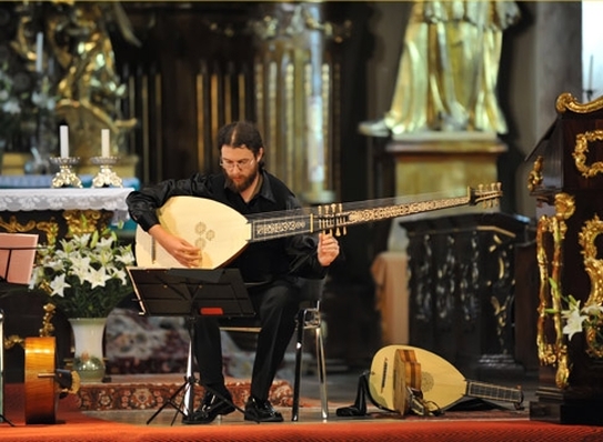 Caius Hera, ţinând în mână instrumentul theorbă, în timpul unui concert (Prin bunăvoinţa domnului Caius Hera.)