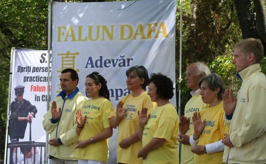 Practicanţi Falun Gong comemorând 13 ani de la începerea persecuţiei în China (Adrian Duţă/Epoch Times)