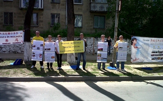 Practicanţi Falun Gong comemorând la Chişinău 13 ani de la începerea persecuţiei în China, 25 aprilie 2012 (The Epoch Times)