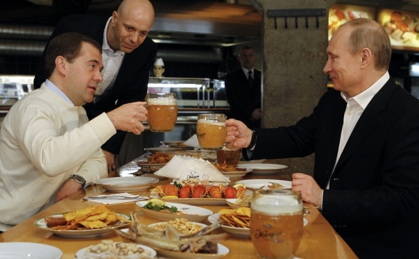 Premierul Vladimir Putin şi preşedintele Dmitri Medvedev au băut bere  nefiltrată într-un restaurant de pe strada Novy Arbat, după ce au  participat la mitingul organizat de sindicatele pro-Kremlin la Moscova, 1 Mai 2012.