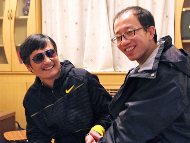 Aceasta fotografie nedatata il infatiseaza pe Hu Jia (d) un fervent critic al guvernului chinez intr-un moment mai destins alaturi de avocatul orb Chen Guangcheng dupa evadarea acestuia din urma, intr-o locatie nedezvaluita, in Beijing.