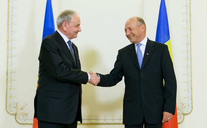 Preşedintele Traian Băsescu primeşte vizita preşedintelui Republicii Moldova, Nicolae Timofti, 3 mai 2012. (Mihut Savu / The Epoch Times)