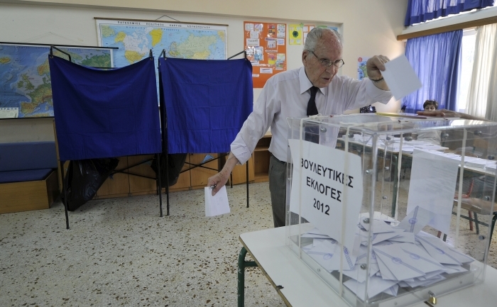 Un bărbat îşi depune votul la o secţie de votare din Atena, 6 mai 2012. Grecii au votat duminică împotriva austerităţii. (LOUISA GOULIAMAKI / AFP / GettyImages)