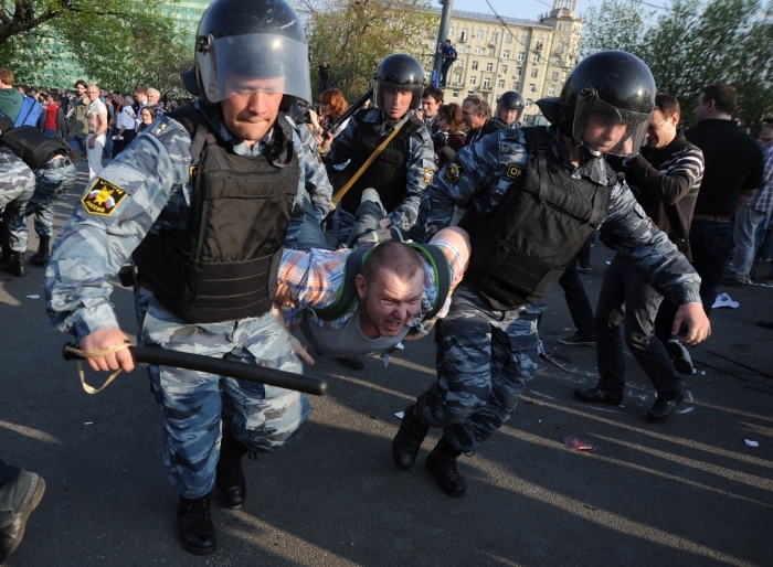 Mai mulţi poliţişti au fost răniţi la Moscova în timpul violenţelor ce au avut loc la un miting al opoziţiei, 6 mai 2012.