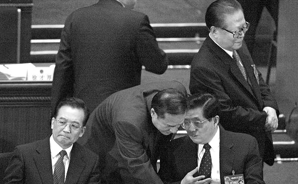 Congresul Naţional al  Poporului, Beijing, 14 martie, 2004. Se spune că Jiang Zemin (în picioare, dreapta) ar fi condus tentativa de asasinare a lui Hu Jintao (stânga, jos) în 2006