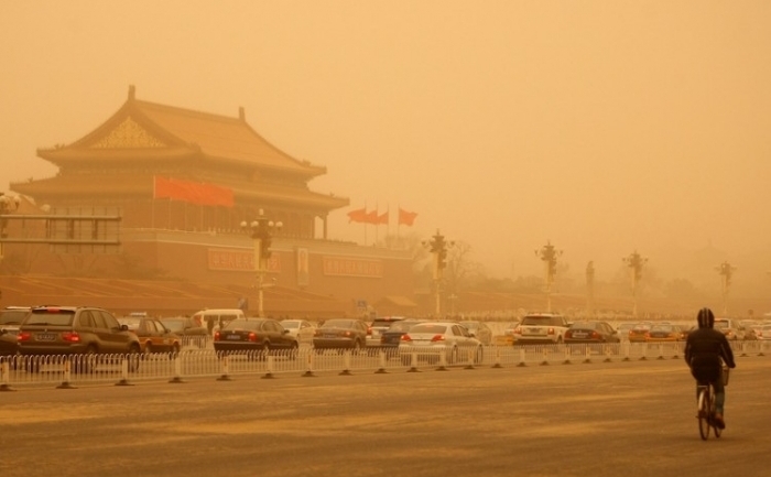 Furtună de nisip loveşte Beijing. (Feng Li/Getty Images)