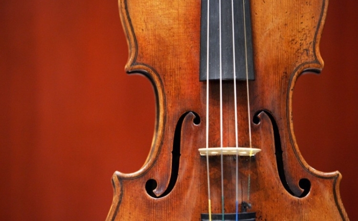 Un Stradivarius din 1729 cunoscut pe numele de 'Solomon, Ex-Lambert' la Christie's din New York. (Don Emmert / AFP / Getty Images)