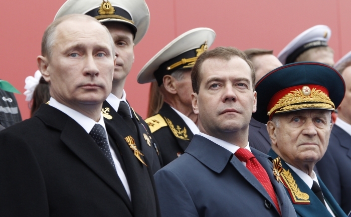 Preşedintele rus Vladimir Putin şi premierul Dmitri Medvedev, la parada de Ziua Victoriei.
