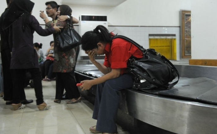 Rude ale pasagerilor aflaţi la bordul superjetului Sukhoi 100, în zona de sosiri a aeroportului Halim din Jakarta, 9 mai. Avionul avea mai mult de 40 - 50 de persoane la bord şi a dispărut într-o zonă muntoasă în timpul unui zbor demonstrativ.