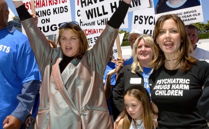 Actriţele Kirstie Alley(s) şi Kelly Preston (d) conducând protestatarii la un marş împotriva Asociaţiei Psihiatrice Americane (APA) care foloseşte terapie medicamentoasă pentru copii de şcoală, arhivă