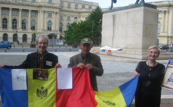 Susţinători ai monarhiei în faţa statuii Regelui Carol I, 10 mai 2012, Bucureşti.