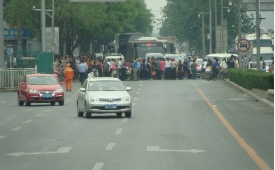 Petiţionarii blocheazǎ drumul în afara Gǎrii de Sud din Beijing. (Internet Archive)