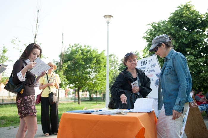 Trecători din parcul Crângaşi sunt informaţi de către voluntari despre practica Falun Dafa şi despre persecuţia acesteia în China, 13 mai 2012.