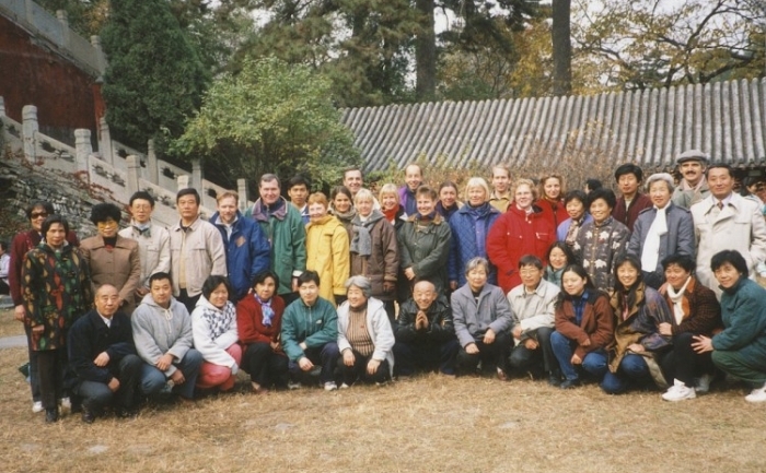 Un grup de practicanţi din Suedia în timpul vizitei la templul Jietaisi din afara Beijingului, în noiembrie 1996, inclusiv Lei Wang (a treia de la dreapta pe primul rând), Sven Olausson (în mijloc pe rândul din spate, îmbrăcat în albastru şi violet), Svensson Pirjo (în mijloc în al treilea rând, cu fular roşu), şi Hakosalo Anne (îmbrăcată în roşu pe rândul al doilea).