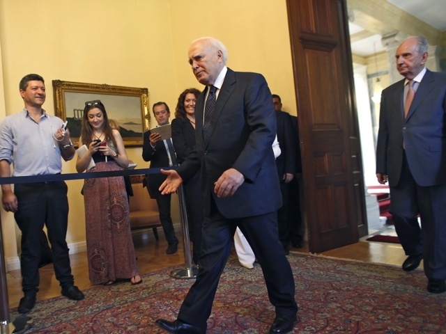 Preşedintele grec Karolos Papoulias sosind pe 13 mai 2012 la o întâlnire cu liderii primelor trei partide politice din Grecia. (Angelos Tzortzinis / AFP / GettyImages)
